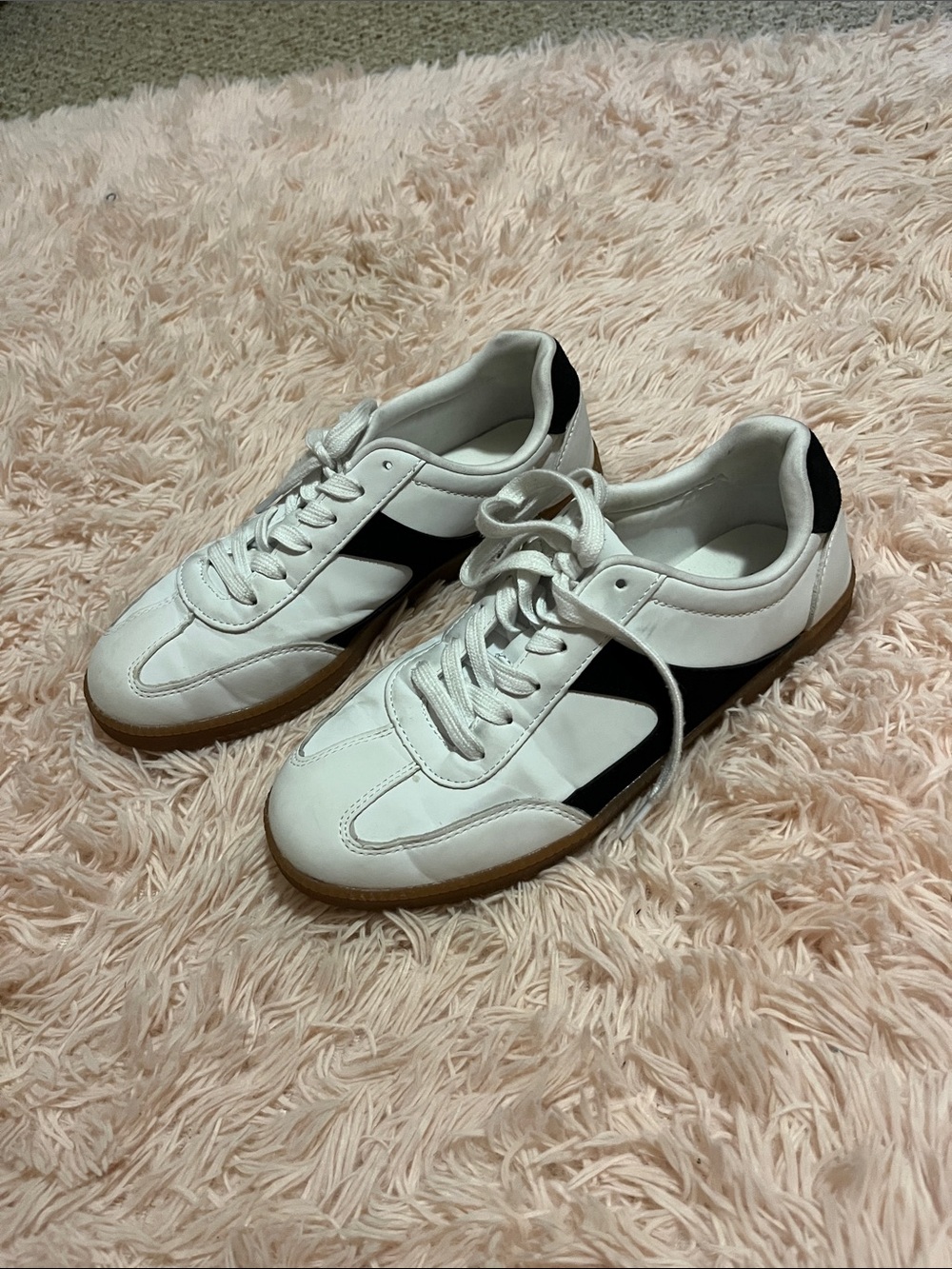No Boundaries White and Black Casual Sneakers with Gum Sole